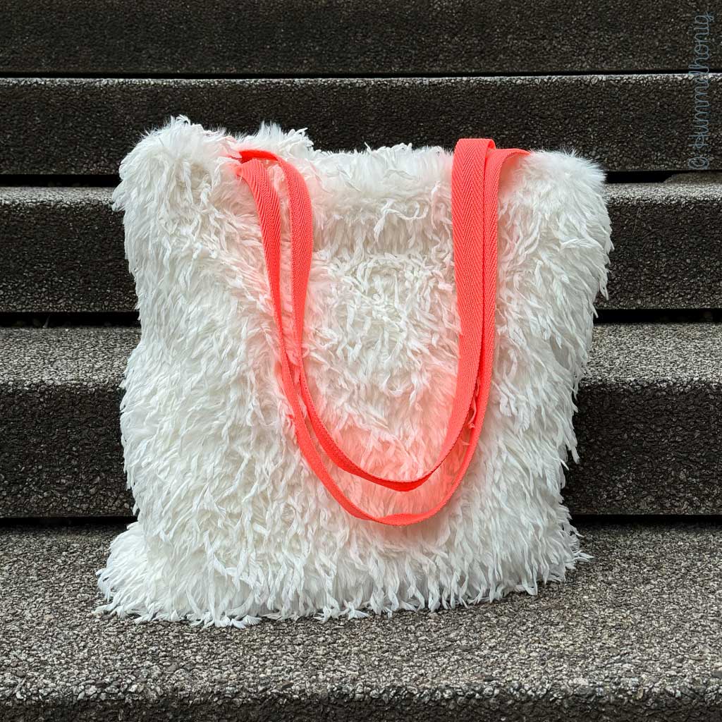 Shopper aus veganem Federhaar-Kunstfell